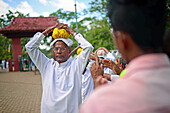 Religiöse Parade im Sri-Maha-Bodhi-Tempel in Anuradhapura