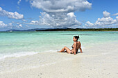 Junge Frau am Strand von Kondoi, Insel Taketomi, Präfektur Okinawa, Japan
