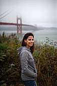 Junge Frau und Golden Gate Bridge, San Francisco