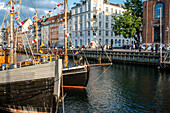 Bunte Fassade und alte Schiffe am Nyhavn-Kanal in Kopenhagen, Dänemark