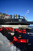 Schwimmen im gefrorenen Meer während einer Kreuzfahrt mit dem Sampo Icebreaker, einem echten finnischen Eisbrecher, der zu einer Touristenattraktion in Kemi, Lappland, umgebaut wurde