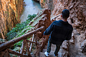 Junger Mann besucht den Naturpark Monasterio de Piedra, der sich rund um das Monasterio de Piedra (Steinkloster) in Nuevalos, Zaragoza, Spanien, befindet