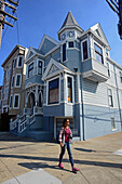 Junge Frau auf den Straßen von San Francisco, Kalifornien