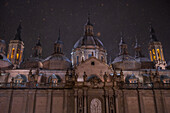 Schneefall über der Basilika El Pilar während des Sturms Juan in Zaragoza, Spanien