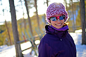 Junge attraktive Frau im Skigebiet Pyha, Lappland