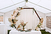 Mit Blumen geschmückter Tisch von Braut und Bräutigam bei der Hochzeitsfeier