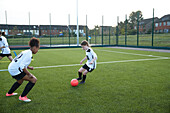 UK, Mädchenfußballmannschaft (12-13) beim Training auf dem Feld