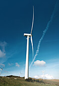 Windturbinen vor blauem Himmel