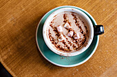Draufsicht auf eine Tasse mit heißer Schokolade und Marshmallows