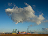 Containerschiffe im Hafen und Wolke über Chemiewerk