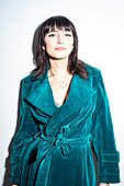 Studioporträt einer Frau in blauem Mantel