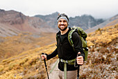 Kanada, Yukon, Whitehorse, Porträt eines lächelnden Wanderers in einer Berglandschaft