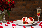 Meringue-Desserts und Valentinstagsdekoration auf dem Tisch