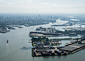 Niederlande, Zuid-Holland, Rotterdam, Luftaufnahme des Hafens