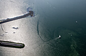 Niederlande, Zeeland, Zierikzee, Luftaufnahme eines Segelboots auf See