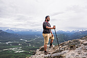 USA, Alaska, Lächelnder Wanderer auf einem Berggipfel im Denali-Nationalpark