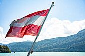 Österreich, Österreichische Flagge auf Fähre im Wolfgangsee