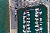 Portugal, Lissabon, Blick von oben auf Reihen von Booten im Yachthafen Doca do Espanhol
