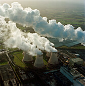 UK, North Yorkshire, Luftaufnahme des aufsteigenden Dampfes des Kraftwerks Drax Power Station