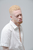 Studio-Porträt von Albino-Mann in weißem Hemd