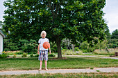 Kanada, Ontario, Kingston, Junge (8-9) spielt Basketball
