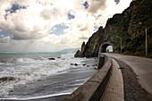 Meer und Küstenstraße mit Tunnel, Sizilien, Italien