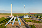 Niederlande, Emmeloord, Windkraftanlagen im Bau in ländlicher Landschaft