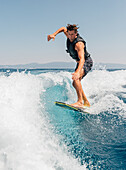 Mann beim Wakeboarden auf dem See