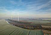 Niederlande, Noord-Brabant, Windkraftanlage an einem kalten und nebligen Morgen