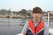 Porträt eines Jungen (15-16) im Boot sitzend