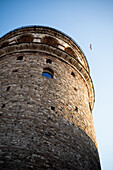 Türkei, Istambul, Blick auf den Galata-Turm von unten