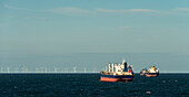 Industrieschiffe und Offshore-Windpark auf der Nordsee