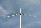 Windturbine gegen den Himmel