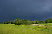 Gewitter über den Hügeln in der südlichen Provinz Limburg