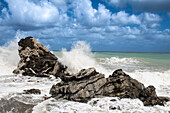 Italien, Sizilien, Meereswellen brechen an Strandfelsen