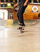 Tiefschnitt eines Jungen auf einem Skateboard