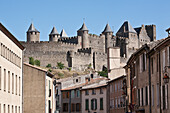 Schloss und Festungsmauern des doppelwandigen Schlosses mit modernen Wohngebäuden im Vordergrund; Carcassonne, Languedoc-Rousillion, Frankreich.
