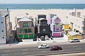 Bunte Häuser entlang der Küste; Kalifornien, Vereinigte Staaten Von Amerika
