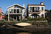 Häuser entlang des Wassers; Kalifornien, Vereinigte Staaten von Amerika