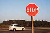 Stoppschild entlang einer Straße; Kalifornien, Vereinigte Staaten von Amerika