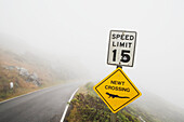 Ein Straßenschild für Newt Crossing; Kalifornien, Vereinigte Staaten Von Amerika