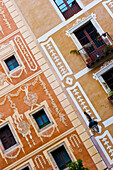 Gekippte Ansicht der verzierten Fassade eines Wohnhauses; Barcelona, Spanien