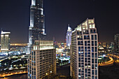 Skyline von Wolkenkratzern in Dubai bei Nacht; Dubai, Vereinigte Arabische Emirate ?33? Skyline of Skyscrapers In Dubai At Nighttime; Dubai, United Arab Emirates