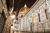 Gebäude und Kathedrale von Florenz in der Nacht beleuchtet; Florenz, Toskana, Italien