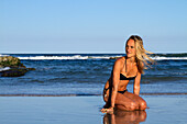 Junge Frau im Bikini am Seven Mile Beach, Byron Bay; New South Wales, Australien.