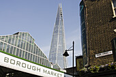 Blick auf den Borough Market und die Shard von der Park Street; London, England.