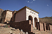 Italienisch restaurierter Vordereingang der Abreha Wa Atsbeha Felsenkirche; Gheralta, Region Tigray, Äthiopien.