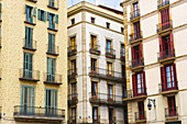 Mehrfamilienhäuser mit roten und grünen Türen; Barcelona, Spanien