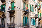 Ein Wohngebäude mit bunten Fensterverkleidungen und Fensterläden und Balkonen; Beirut, Libanon.