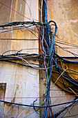 Ein Wirrwarr von bunten elektrischen Leitungen; Beirut, Libanon